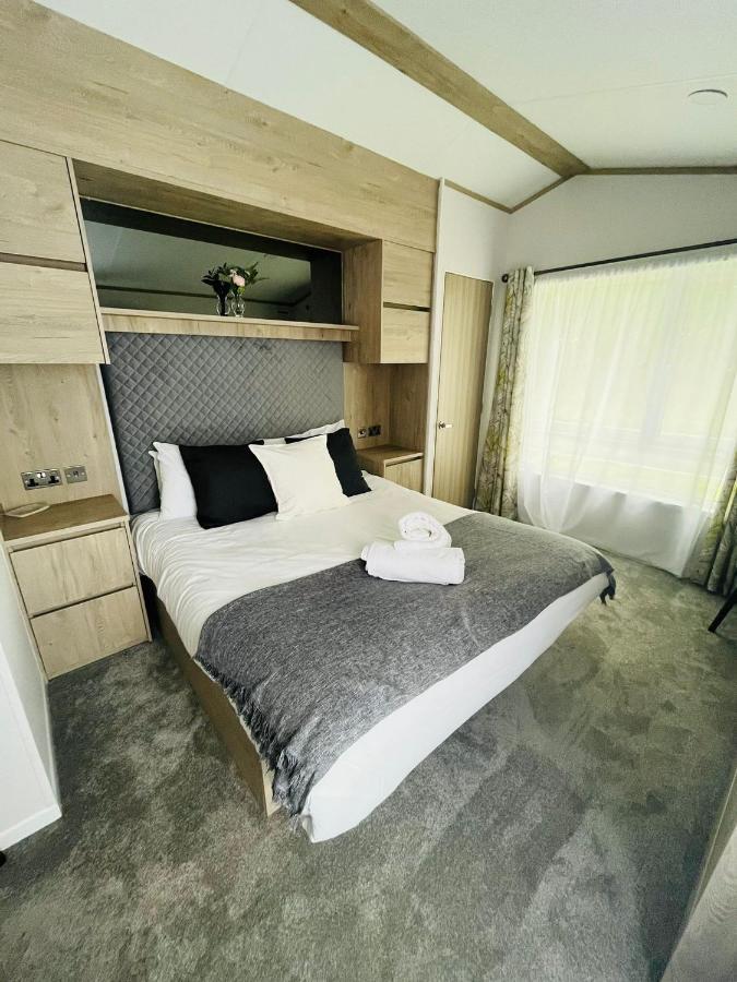 Fir Tree Lodge With Hot Tub Йорк Екстериор снимка