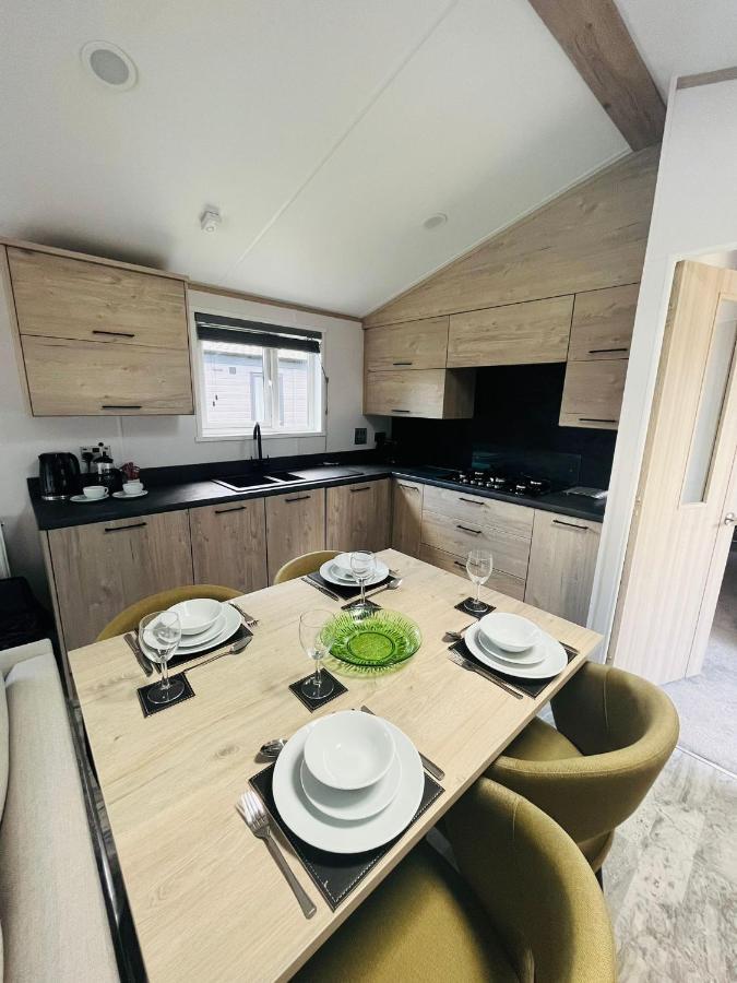 Fir Tree Lodge With Hot Tub Йорк Екстериор снимка