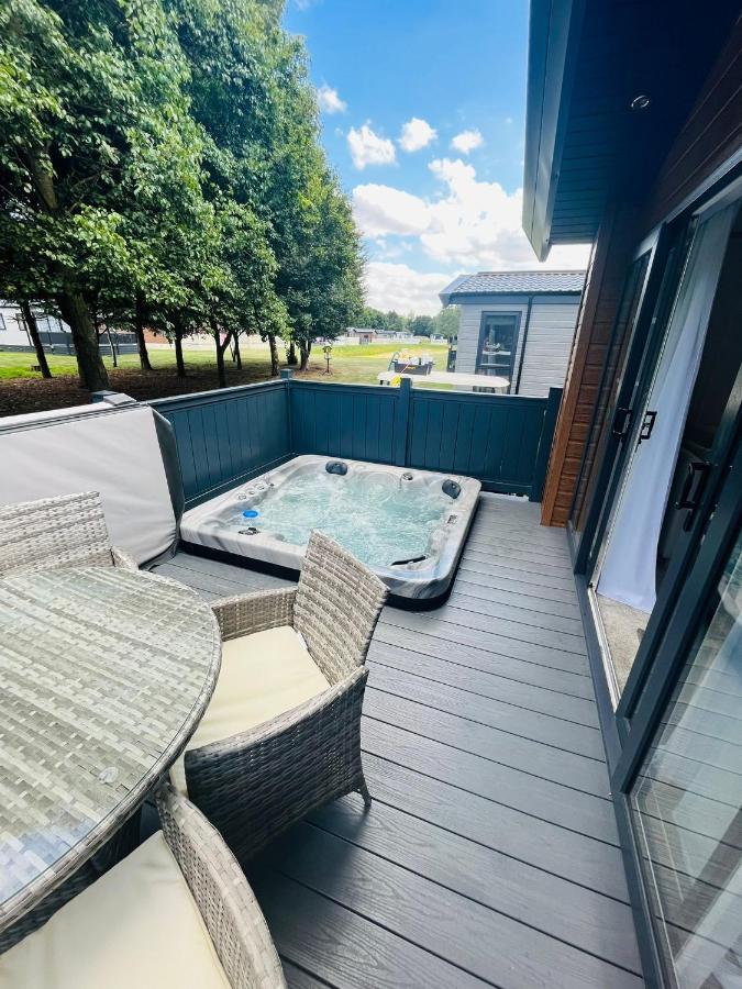 Fir Tree Lodge With Hot Tub Йорк Екстериор снимка